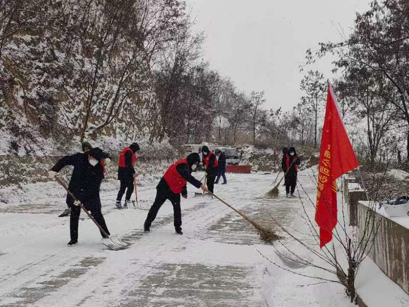 新泰能源公司志愿者扫雪，保障居民出入安全.JPG