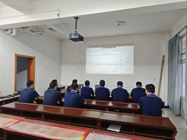 张家峁项目部开展新项目技术讲解.jpg