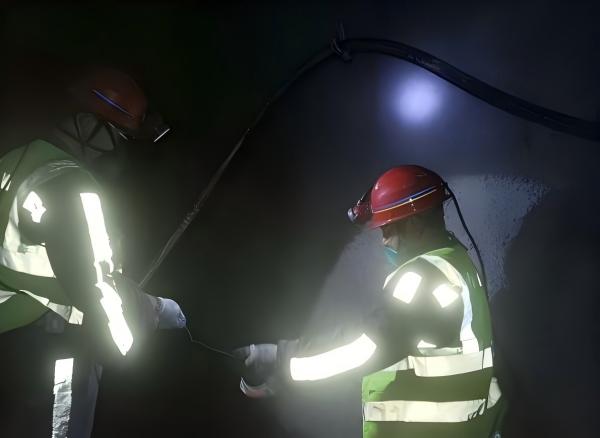 张家峁项目部：规范井下电缆悬挂 拧紧安全生产“安全阀”.jpg