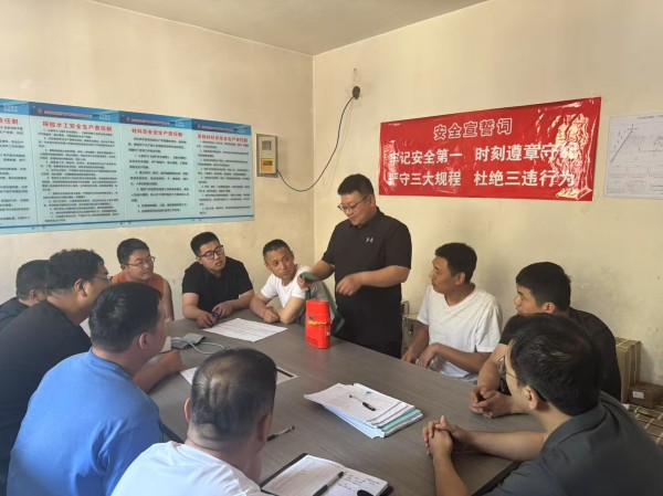 241761292607111471.jpg 筑牢安全防线:钻探分公司青龙寺项目部组织开展自救器使用专题培训.jpg